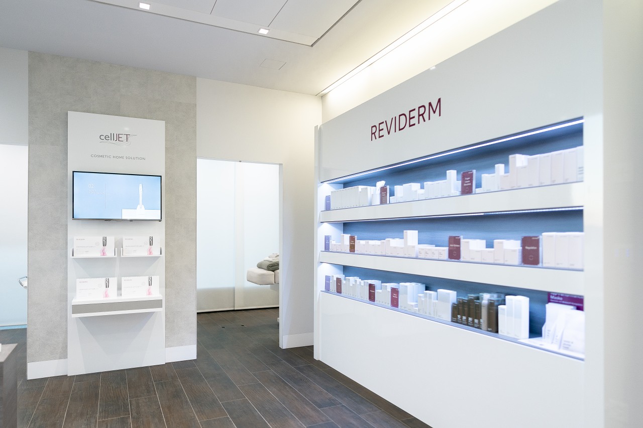 Produktwand mit REVIDERM Pflegeprodukten im Institut