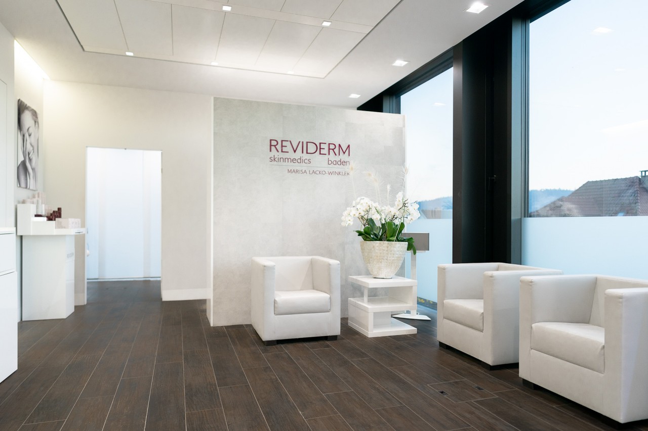 Wartebereich im REVIDERM skinmedics baden Institut