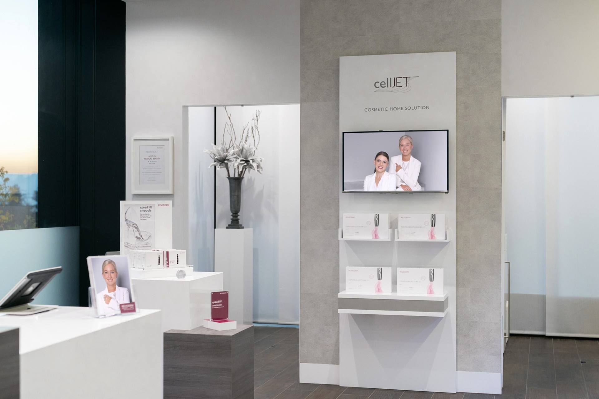 CellJet Cosmetic Home Solution Produktwand im Institut